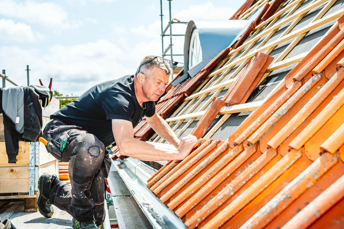 EN medarbetare på Jonas Dahl bygg lägger ett nytt tak