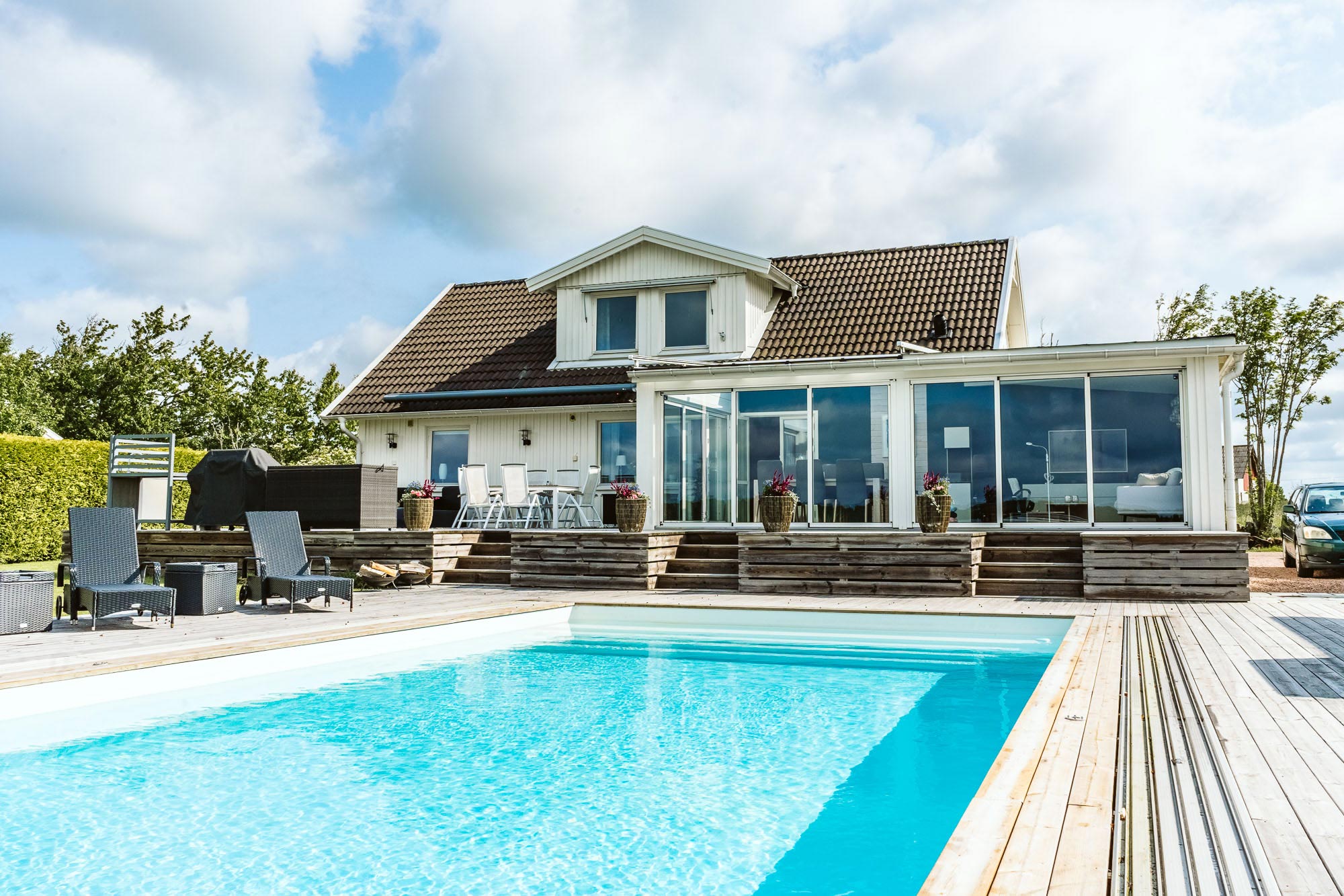 En villa med en nyanlagd pool framför