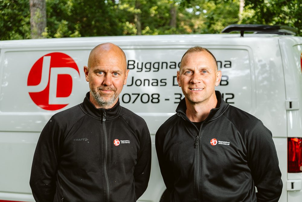 Andy och Sven framför JD byggs firmabil